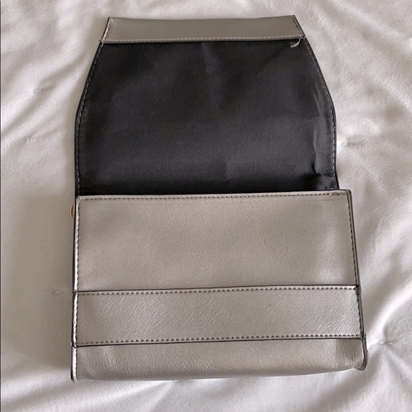 Cute metallic clutch with removable strap - Picture 3 of 5